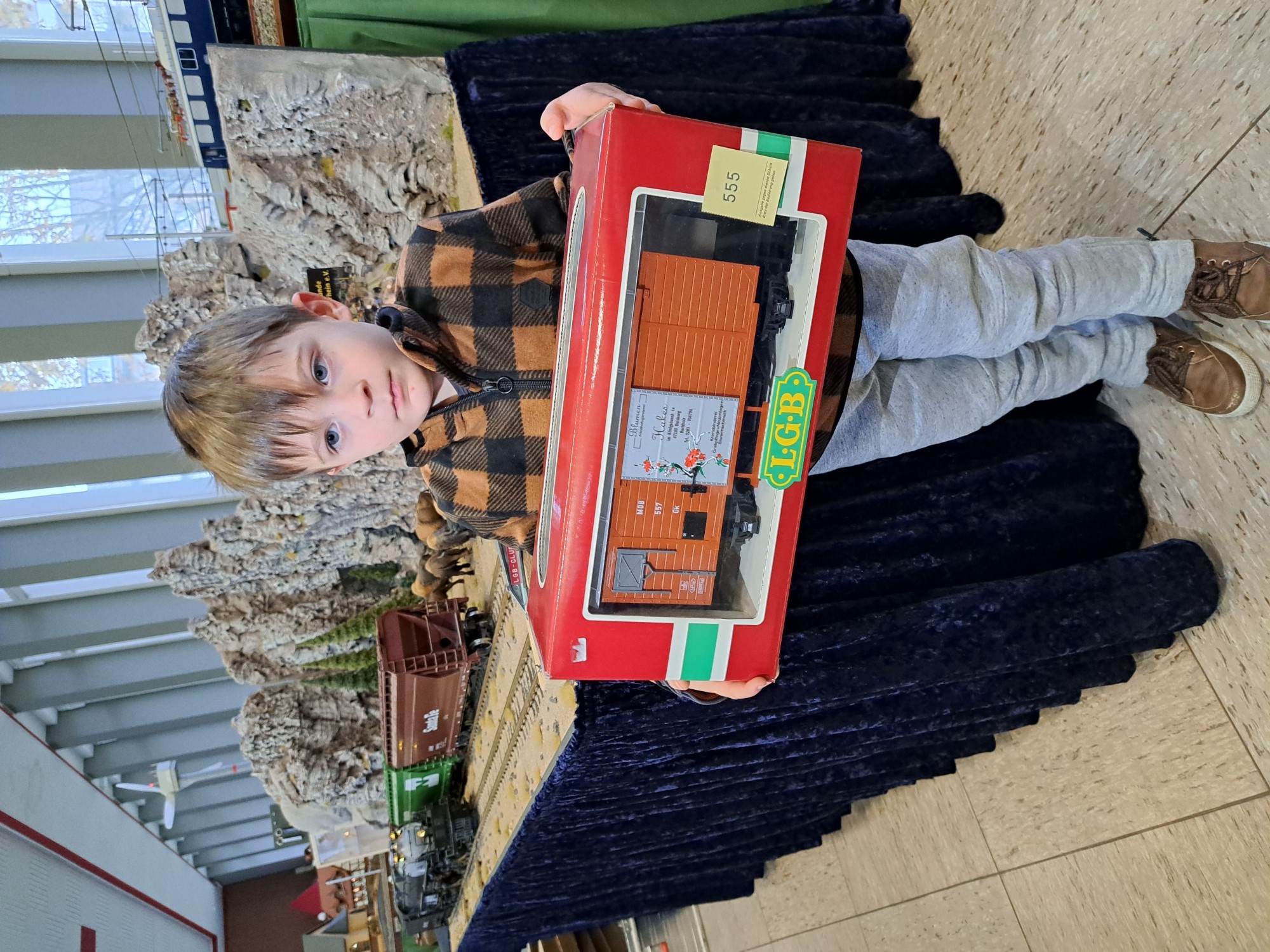 Als dann auch noch der Hauptgewinn unserer Tombola gezogen wurde, jubelte die ganze Halle. Voller Stolz präsentiert der kleine Liam seinen soeben gewonnenen Wagen.