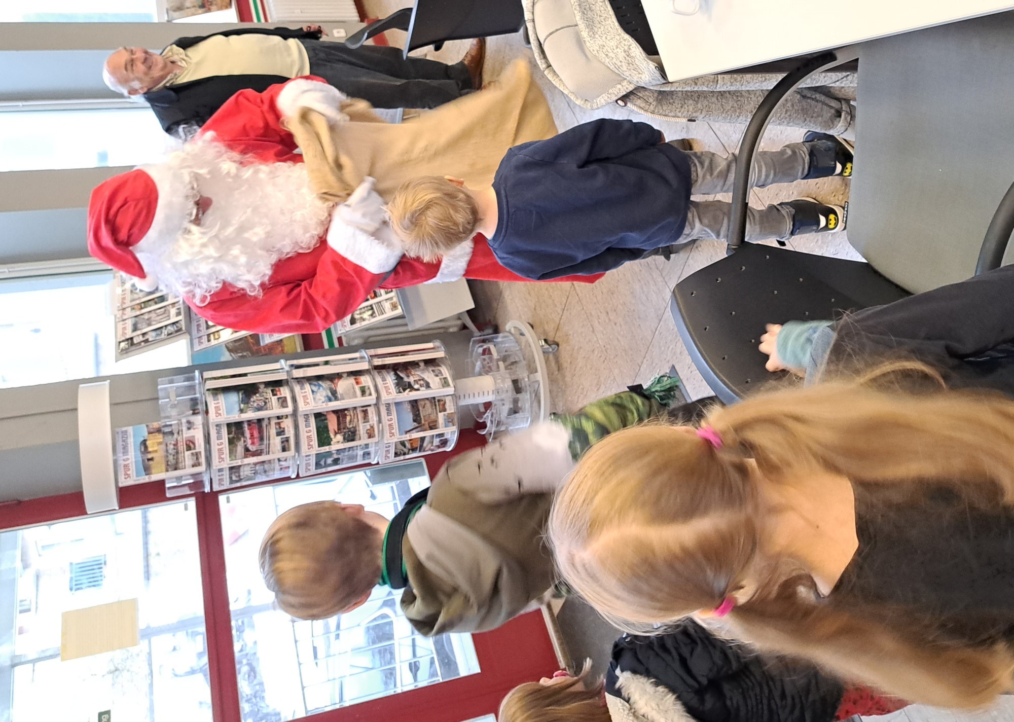 Einer der Höhepunkte für die kleinen Gäste war dann am Sonntag das Auftauchen des Weihnachtsmanns, der einige Leckereien in seinem Sack mitgebracht hatte. Auch am zweiten Nachmittag quälte sich der Weihnachtsmann durch den Kamin und besuchte die Kinder in der Halle.