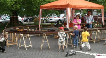 Wenn die "Echtdampflok" im Miniatur die Kreise zieht, bleiben sogar die Kinderroller stehen.