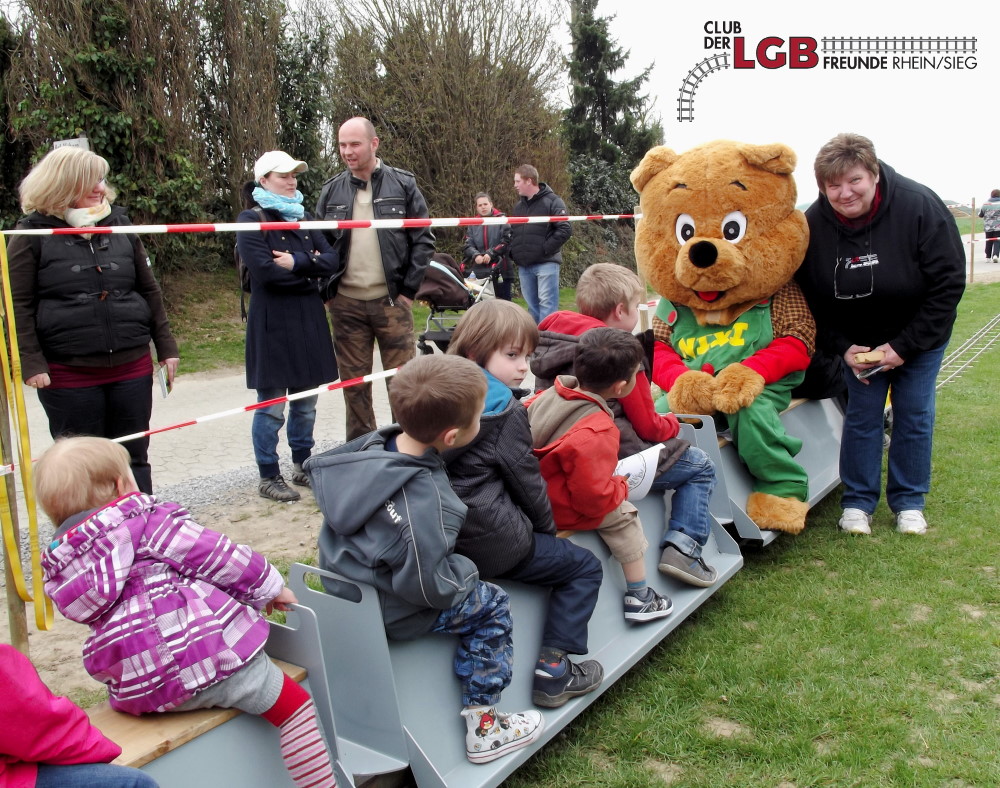 Club der LGB Freunde Rhein Sieg e.V. mit Infostand und der 7 1/4 Zoll Lok beim Tag der Offenen Türe im Gartencenter Hof Nixberg
