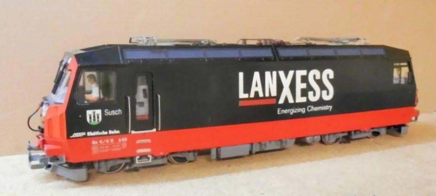 Die Lok wurde von Alexander farblich verändert! Z.B. rote Luft Schläuche an den Fronten, Kupplungen farblich grau. Digitaldecoder mit Sound ist eingebaut! In dieser Lanxess Lok ist noch ein Lokführer von Prehm-Miniaturen als Figur eingesetzt! Bei Angebot oder Sichtung der Lok bitte unsere Club Hotline unter