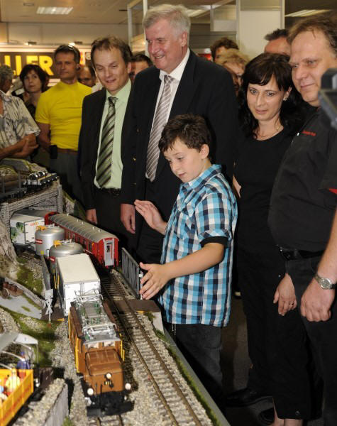 Der Nachwuchs des Fürther Lokschuppen mit dem bayerischen Ministerpräsidenten, Herrn Horst Seehofer, vor der LGB Bahn von Märklin