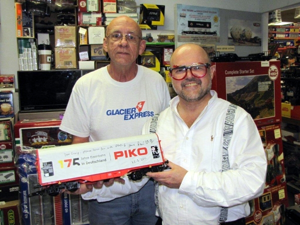Dr. René F. Wilfer (rechts) und unser Clubmitglied Craig (links) mit dem handsignierten Wagen