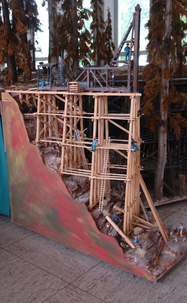 Eine Trestle Bridge im Maßstab 1:22,5 entsteht in handwerklicher Kunst.