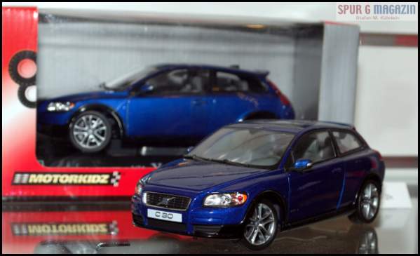 MOTORKIDZ: Im Maßstab 1:24 und aus Metall ist der Volvo C30 als Modell für die Gartenbahn eines chinesischen Austellers eine schöne Ergänzung zu den bekannten VW, AUDI und MERCEDES der Anlagen.