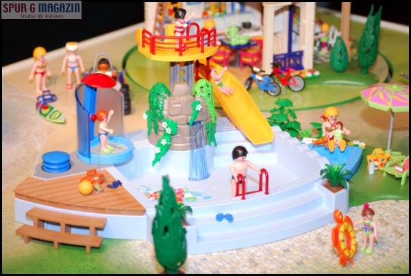 Playmobil Schwimmbad als Ergänzung für die Gartenbahn - auch Preiserlein passen hier gut dazu!