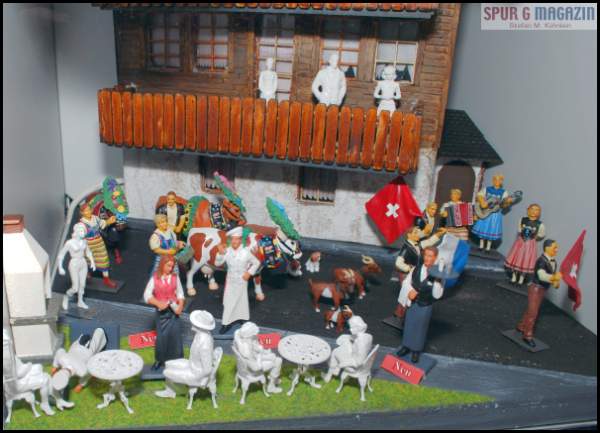 Prehm-Miniaturen: Sigi Prehm hat neben seinem neuen Stand in Halle 4 a auch auf dem TOY INNOVATIONS Stand in Halle 4 seine Figuren präsentiert. Hier ist neben den bereits erhältlichen Almabtrieb Figuren auch bereits Koch und Kellnerin aus den Neuheiten 2010 zu sehen.