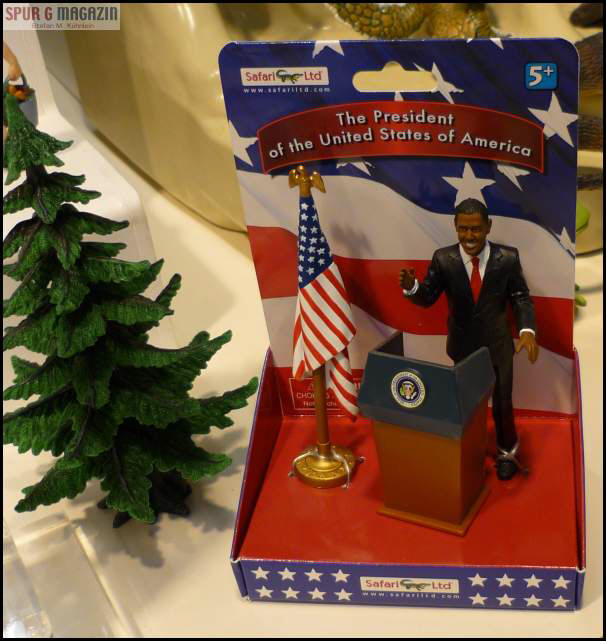 SAFARI Ltd.: Auch von Safari Ltd. aus Miami wird der US President Barack Obama mit Rednerpult und Flagge angeboten. Leider für den Gartenbahnmaßstab etwas zu groß. Unseren Präsidenten Horst Köhler oder Bundeskanzlerin Frau Angela Merkel habe ich leider nicht auf der Spielwarenmesse für den Gartenbahnmaßstab entdeckt.