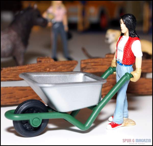 SCHLEICH: Neben dem neuen Flugzeug mit afrikanischen Tieren ist hier für die Gartenarbeit eine schöne Figur entstanden. Meiner persönlichen Meinung nach sind die Rohre der Schubkarre ein wenig zu stark ausgefallen. Die Figur ist jedoch dank US-G-Scale Karte genau im Maßstab zur Gartenbahn.