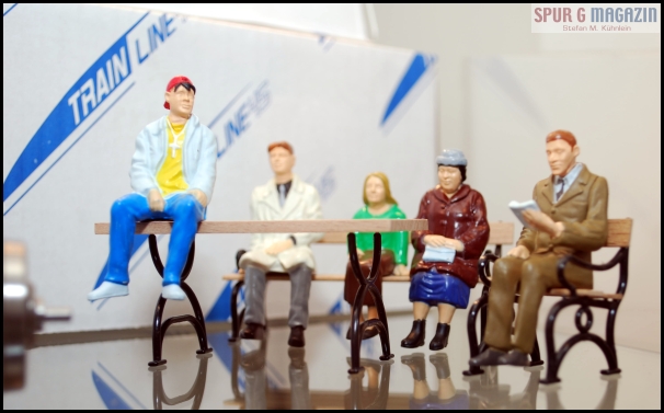 TRAIN LINE 45: Für die Figuren der Gartenbahn gibt es bei Train Line 45 nun auch passende Sitzmöbel aus Kunststoff und Hartholz. Bank, Stuhl und Tisch sind als Set demnächst zu erhalten.