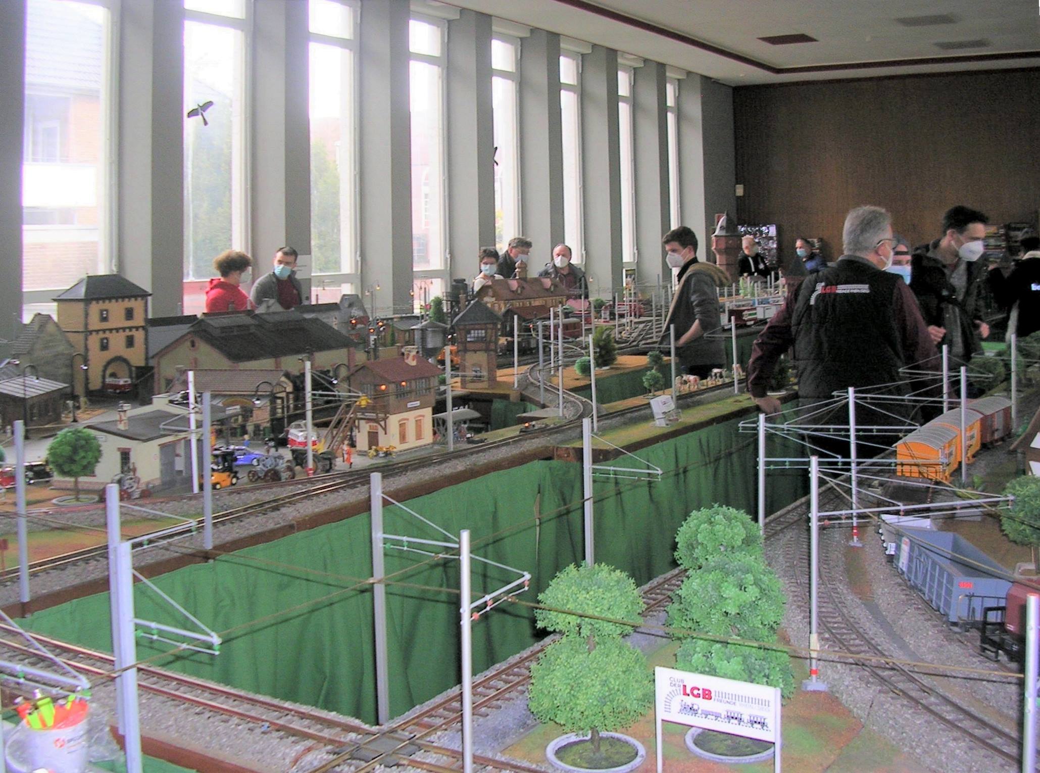 Anlage Meckenheim am Fahrtag 2. April 2022, viele Besucher konnten nach langer Coronazeit wieder dem Hobby Gartenbahn / LGB fröhnen