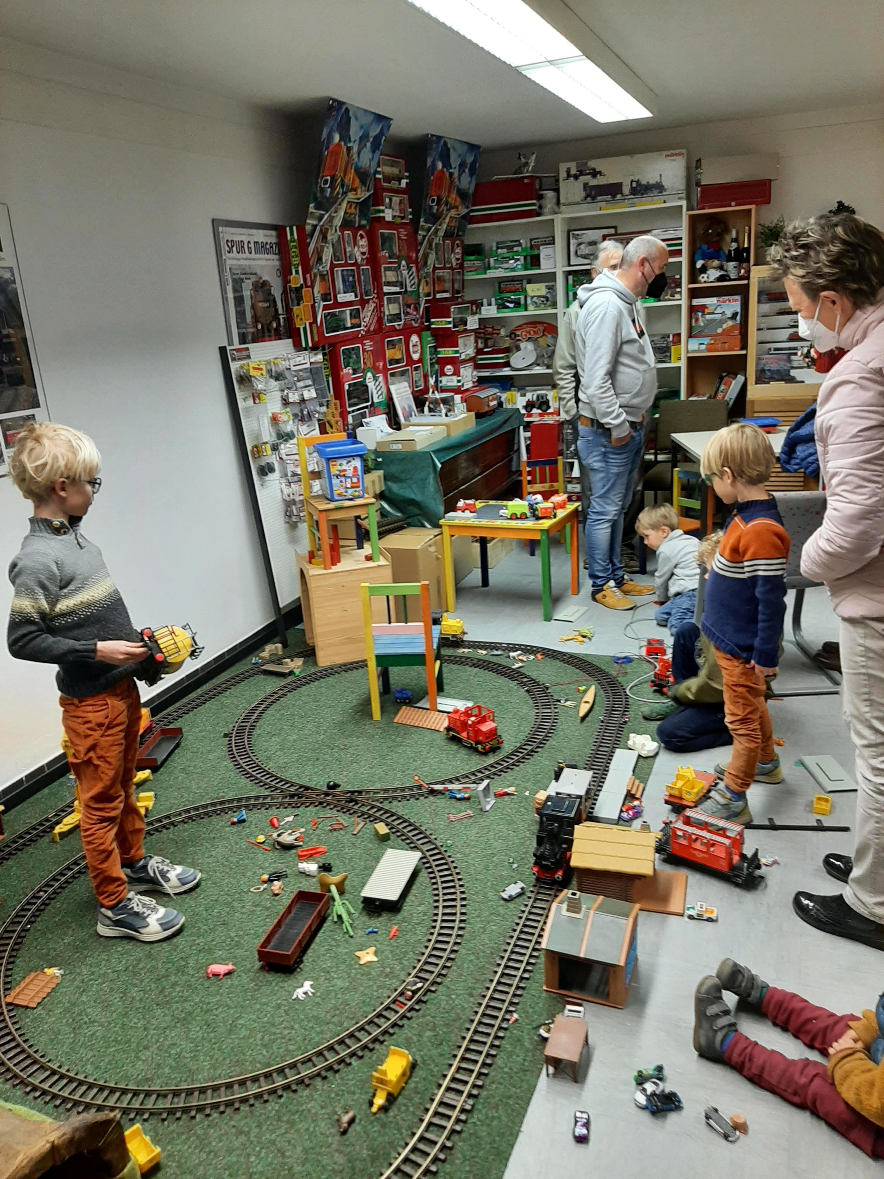 Unser Nachwuchs hatte auch auf der "Spielwiese" große Freude am Fahren mit der Großbahn.
